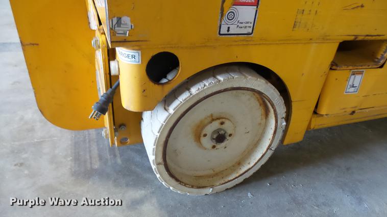 image for item DP9568 2007 Haulotte 2632E scissor lift