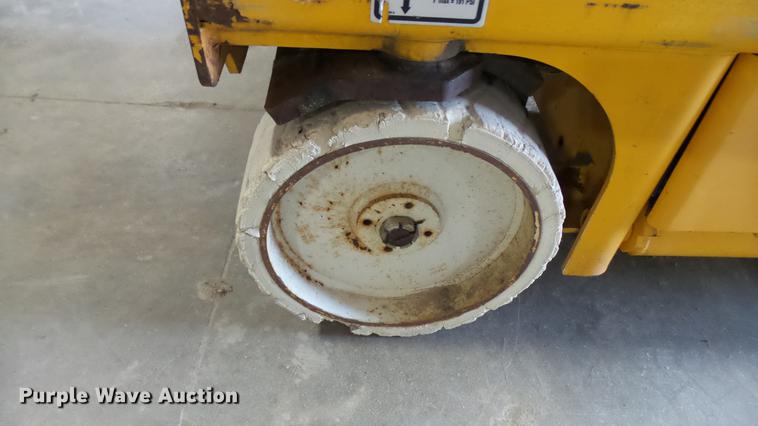 image for item DP9568 2007 Haulotte 2632E scissor lift