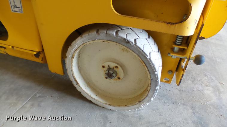 image for item DP9571 2006 Haulotte 3347E scissor lift