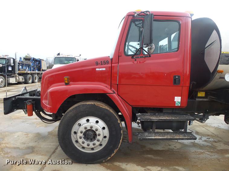 image for item DS9562 1999 Freightliner FL70 oil distribution truck