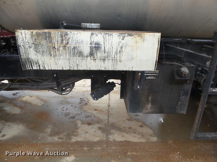 image for item DS9562 1999 Freightliner FL70 oil distribution truck