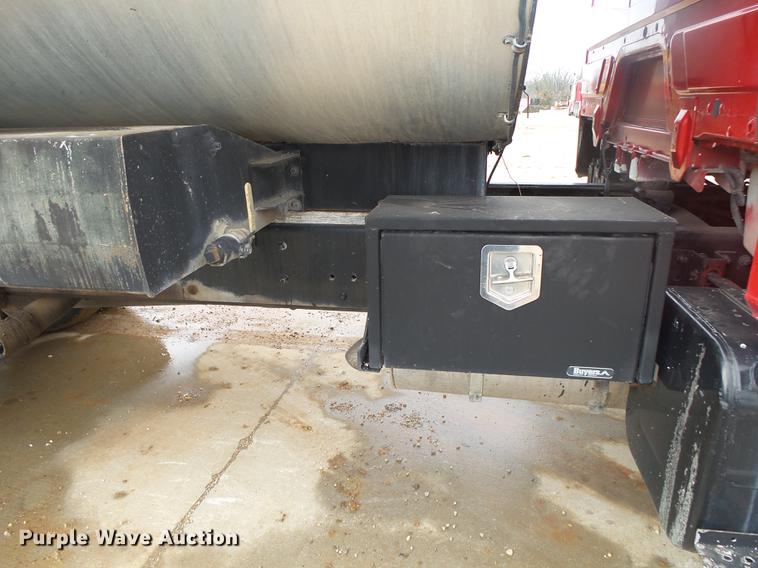 image for item DS9562 1999 Freightliner FL70 oil distribution truck