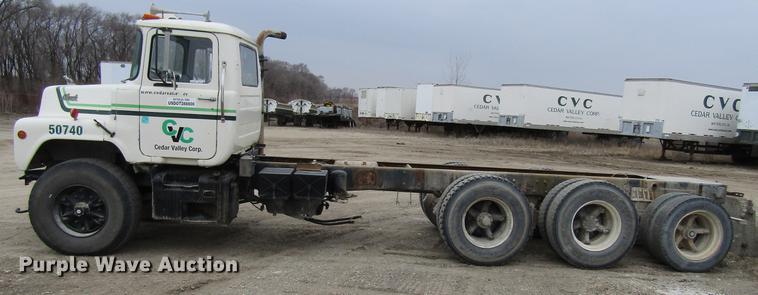 image for item DV9611 1984 Mack DM685S truck chassis