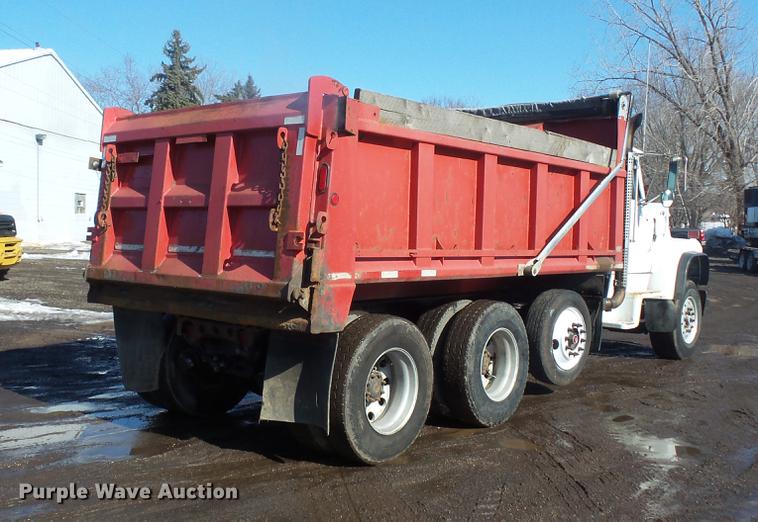 image for item DV9614 1997 Ford LT9000 dump truck