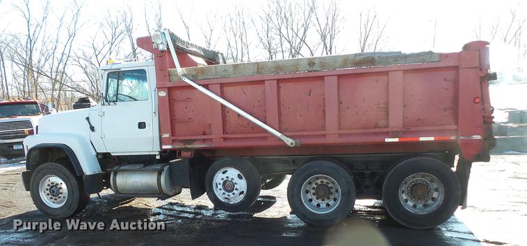 image for item DV9614 1997 Ford LT9000 dump truck