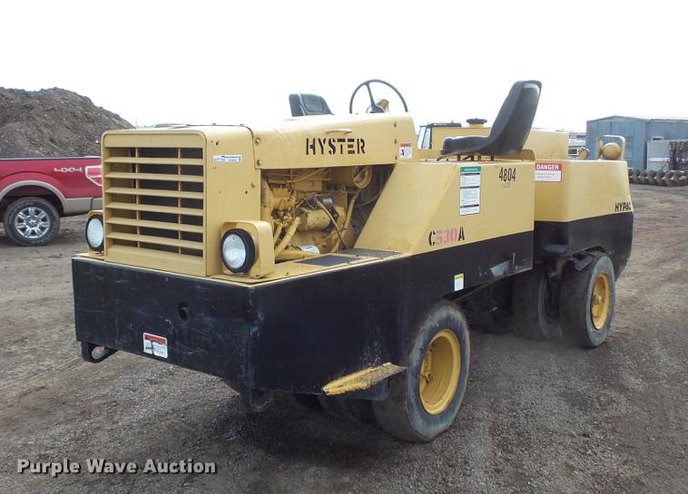 image for item DV9676 Hyster C530A pneumatic roller