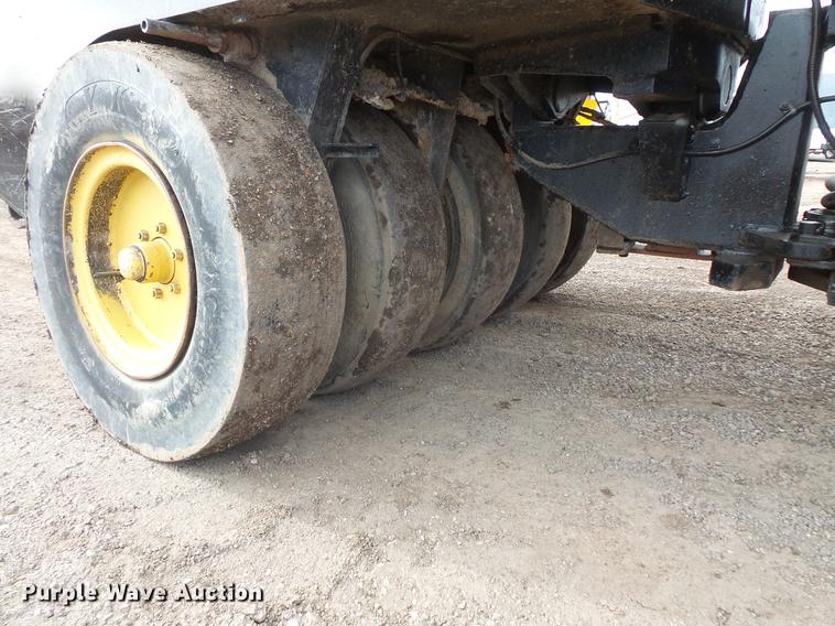 image for item DV9676 Hyster C530A pneumatic roller