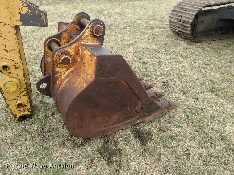 image for item DZ9137 Komatsu 48"W excavator bucket