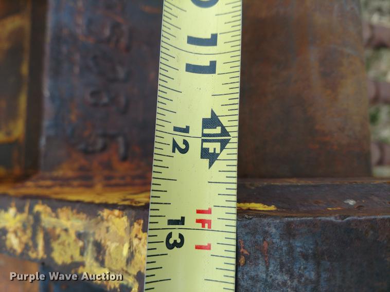 image for item DZ9137 Komatsu 48"W excavator bucket