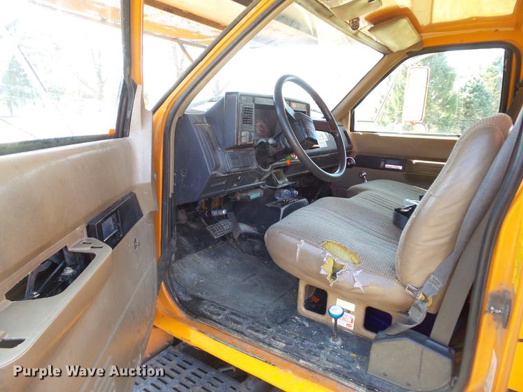 image for item DZ9277 2000 GMC C7500 bucket truck