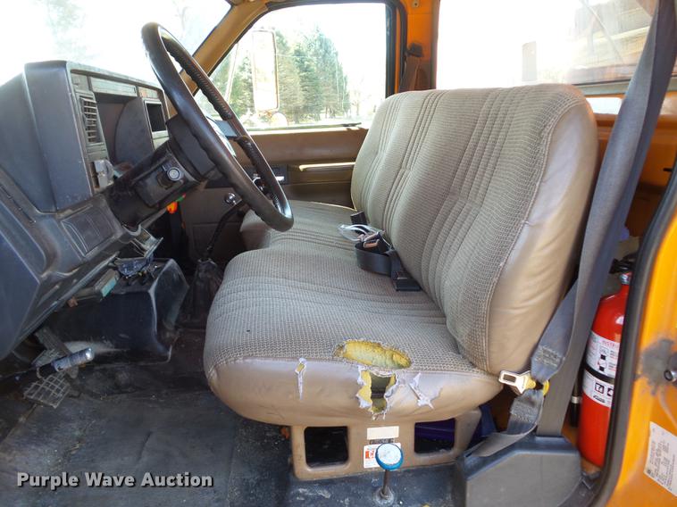 image for item DZ9277 2000 GMC C7500 bucket truck