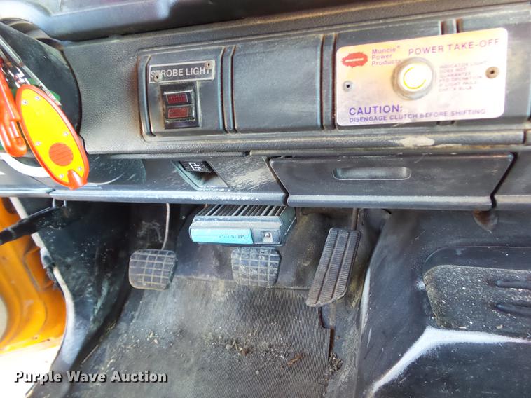 image for item DZ9277 2000 GMC C7500 bucket truck