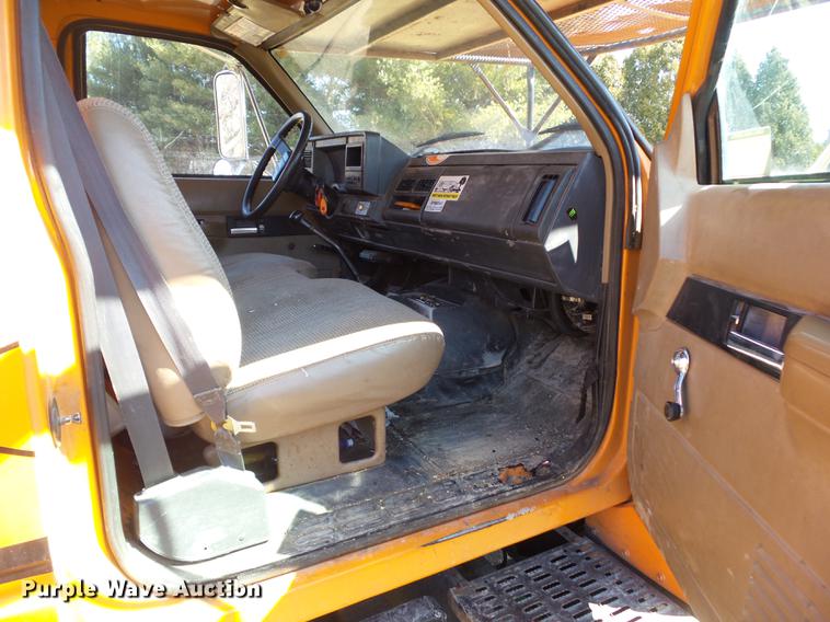 image for item DZ9277 2000 GMC C7500 bucket truck