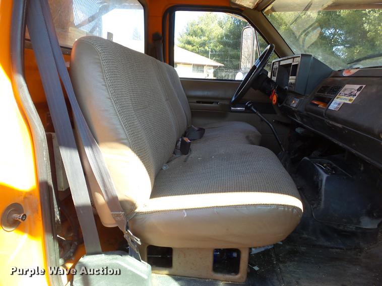 image for item DZ9277 2000 GMC C7500 bucket truck