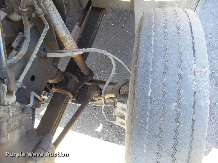 image for item DZ9277 2000 GMC C7500 bucket truck