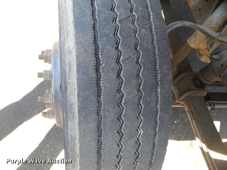 image for item DZ9277 2000 GMC C7500 bucket truck