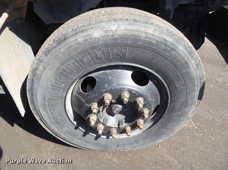 image for item DZ9277 2000 GMC C7500 bucket truck