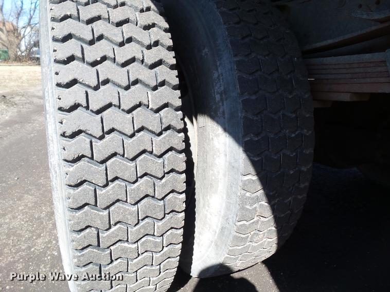 image for item DZ9277 2000 GMC C7500 bucket truck