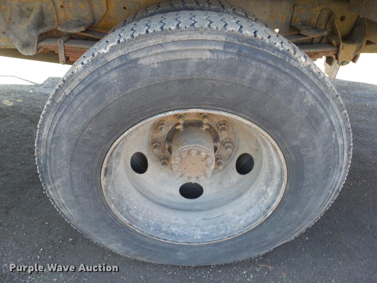 image for item DZ9277 2000 GMC C7500 bucket truck