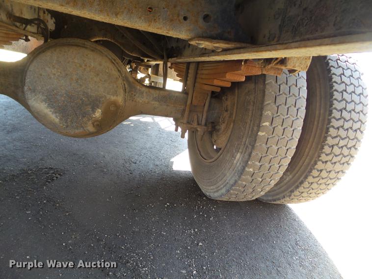 image for item DZ9277 2000 GMC C7500 bucket truck