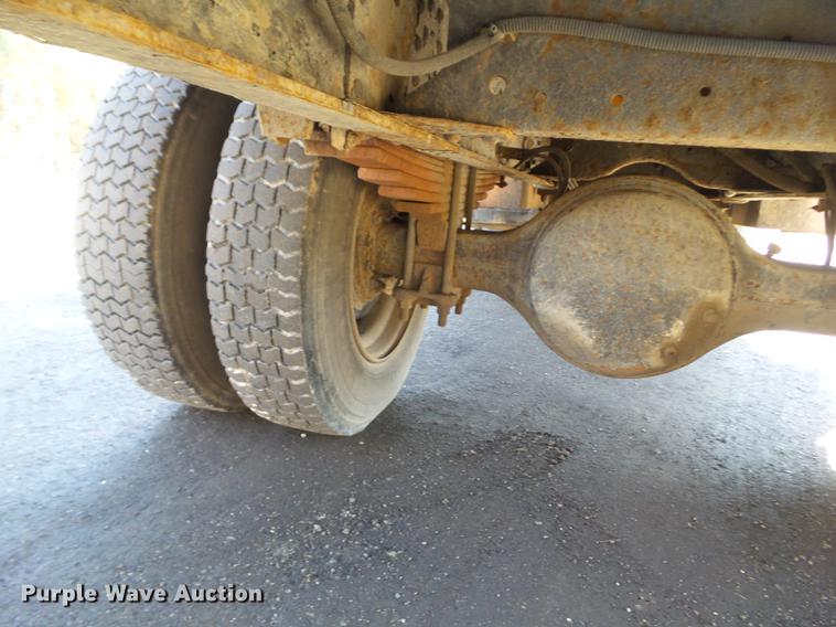 image for item DZ9277 2000 GMC C7500 bucket truck