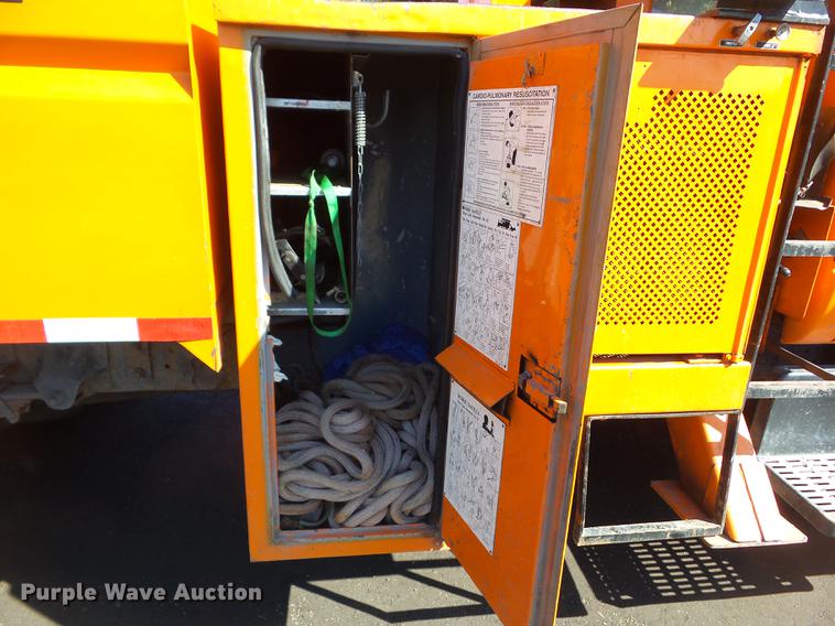 image for item DZ9277 2000 GMC C7500 bucket truck