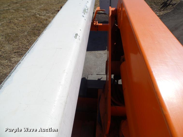 image for item DZ9277 2000 GMC C7500 bucket truck