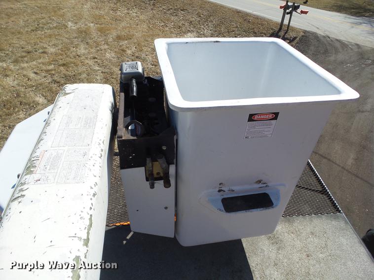 image for item DZ9277 2000 GMC C7500 bucket truck