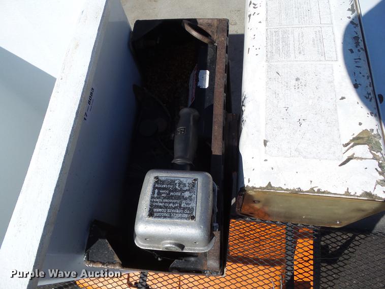 image for item DZ9277 2000 GMC C7500 bucket truck