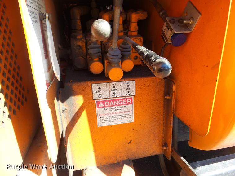 image for item DZ9277 2000 GMC C7500 bucket truck