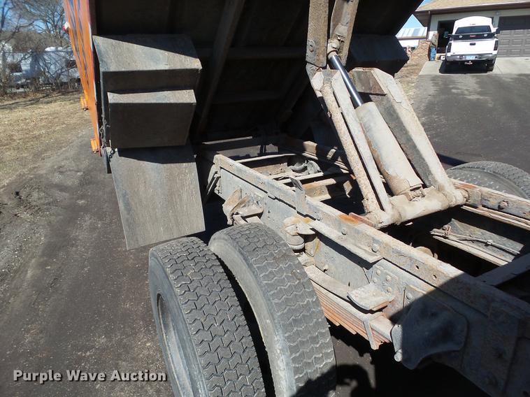 image for item DZ9277 2000 GMC C7500 bucket truck