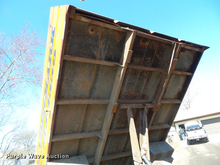 image for item DZ9277 2000 GMC C7500 bucket truck