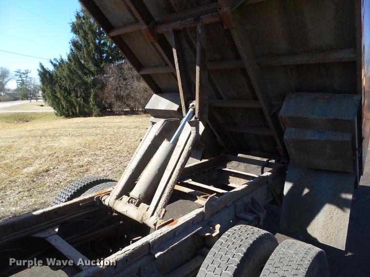 image for item DZ9277 2000 GMC C7500 bucket truck