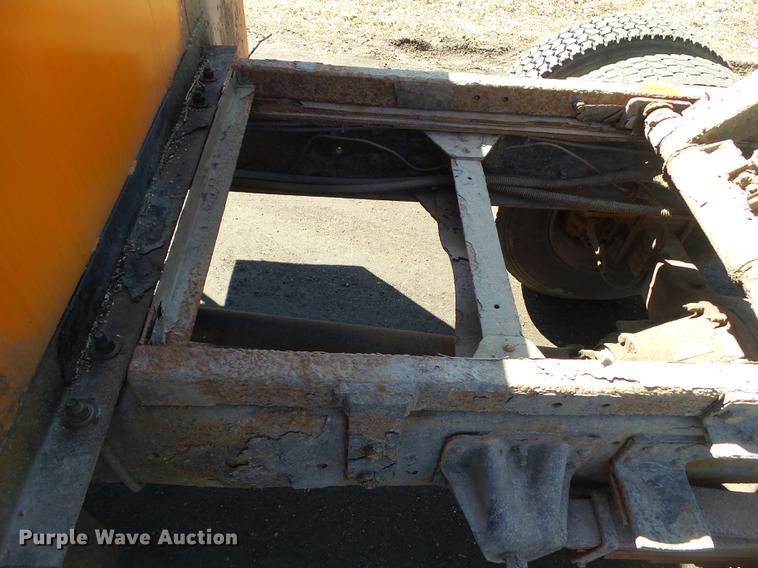 image for item DZ9277 2000 GMC C7500 bucket truck