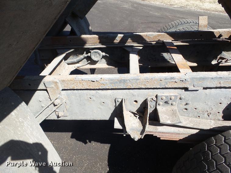 image for item DZ9277 2000 GMC C7500 bucket truck