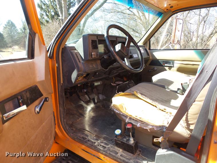 image for item DZ9278 1998 GMC C6500 chip bed truck