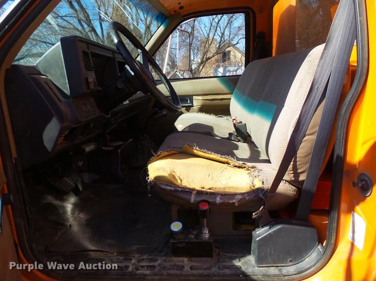 image for item DZ9278 1998 GMC C6500 chip bed truck