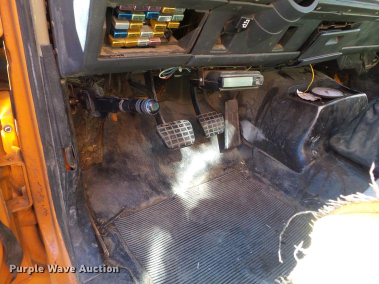 image for item DZ9278 1998 GMC C6500 chip bed truck