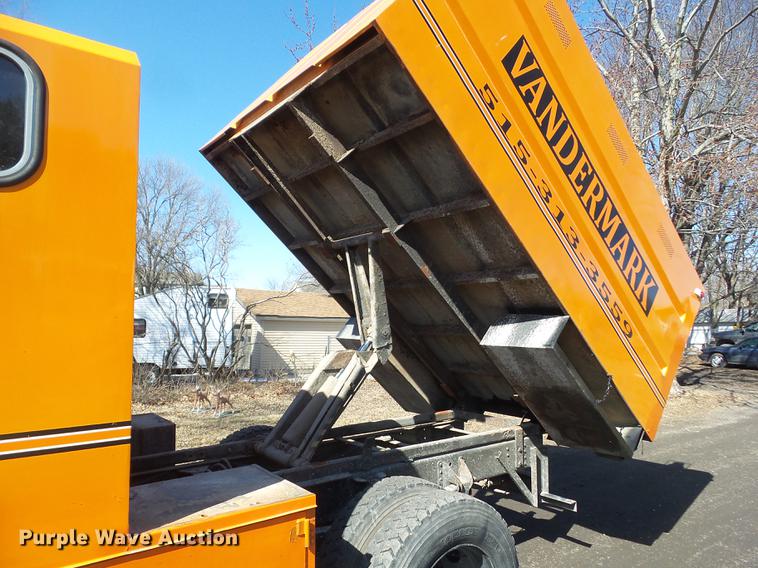 image for item DZ9278 1998 GMC C6500 chip bed truck