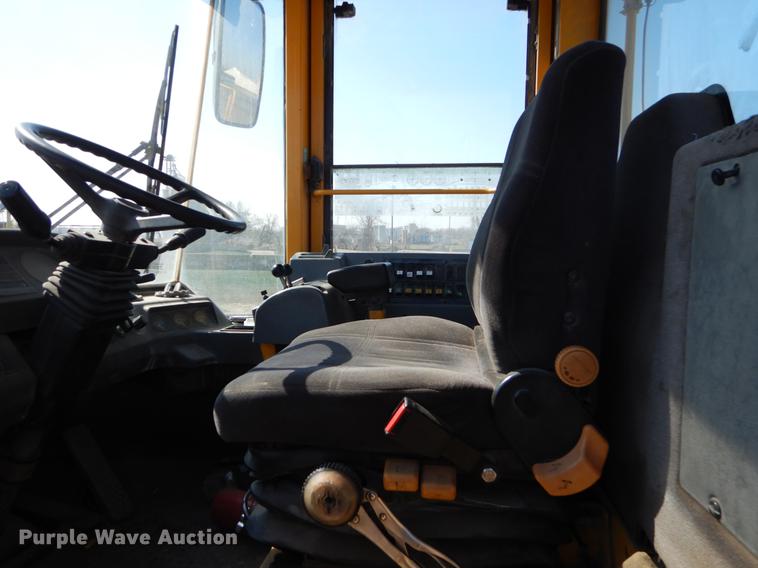 image for item EJ9811 1998 Volvo L150C wheel loader