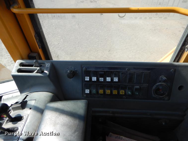 image for item EJ9811 1998 Volvo L150C wheel loader