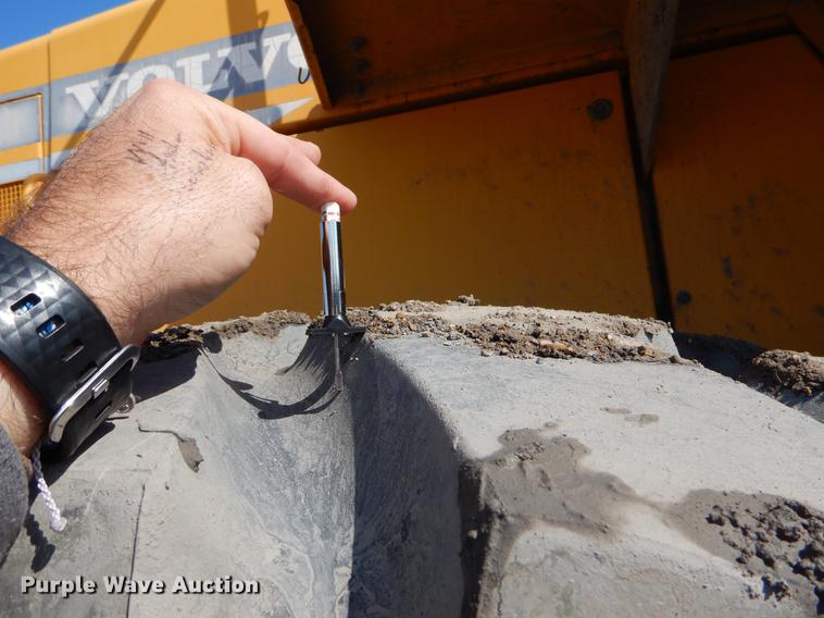 image for item EJ9811 1998 Volvo L150C wheel loader