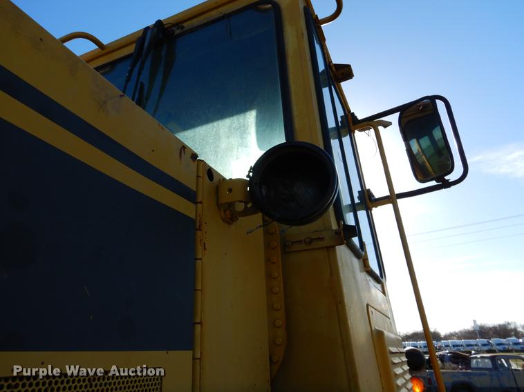 image for item EJ9837 1988 Caterpillar 916 wheel loader