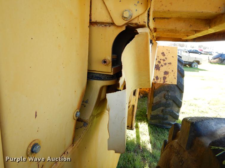 image for item EJ9837 1988 Caterpillar 916 wheel loader