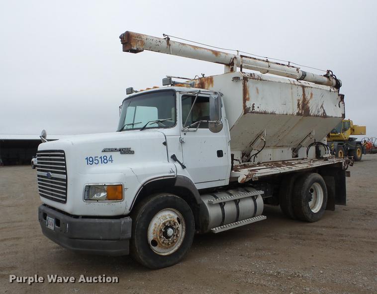 image for item AY9564 1995 Ford L9000 tender truck