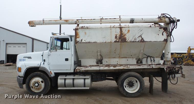 image for item AY9564 1995 Ford L9000 tender truck
