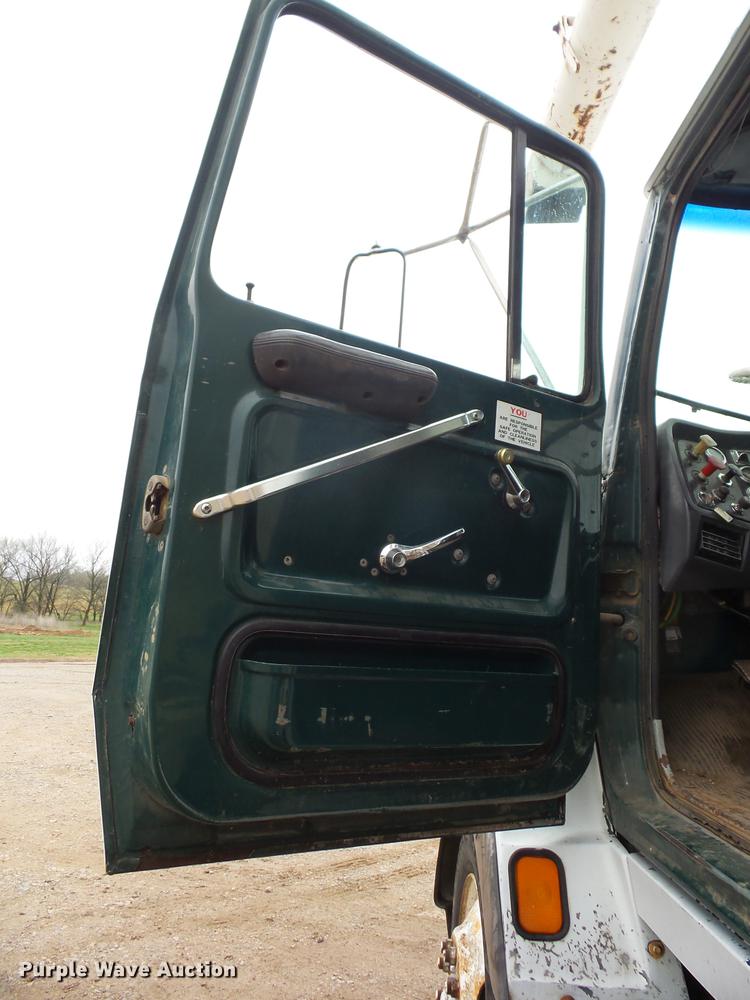 image for item AY9564 1995 Ford L9000 tender truck