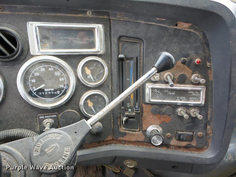 image for item AY9564 1995 Ford L9000 tender truck