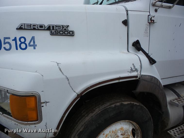 image for item AY9564 1995 Ford L9000 tender truck