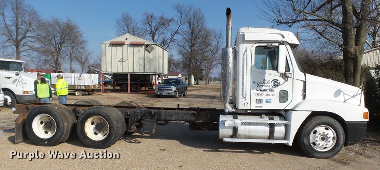 image for item DB7205 2000 Freightliner Century Class FLC12064 truck cab and chassis